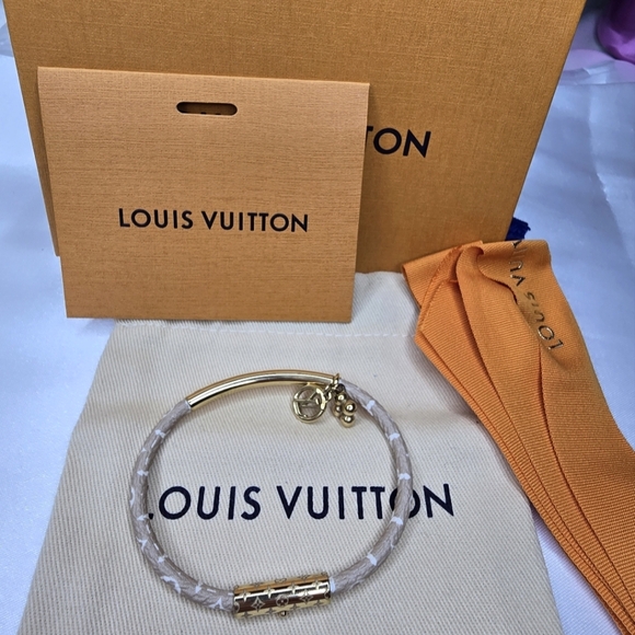 Louis Vuitton Gold and Cream Elegant Bracelet - Picture 2 of 14